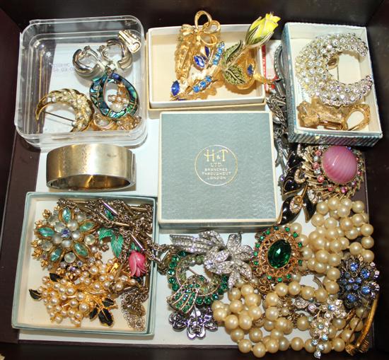 Quantity of costume jewellery